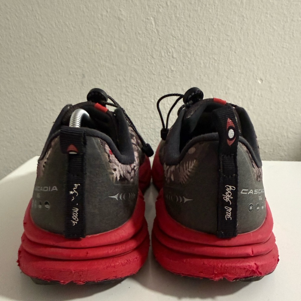 Brooks Cascadia 16 GTX Men's Trail Running Shoes in Black and Pink - Picture 6 of 9